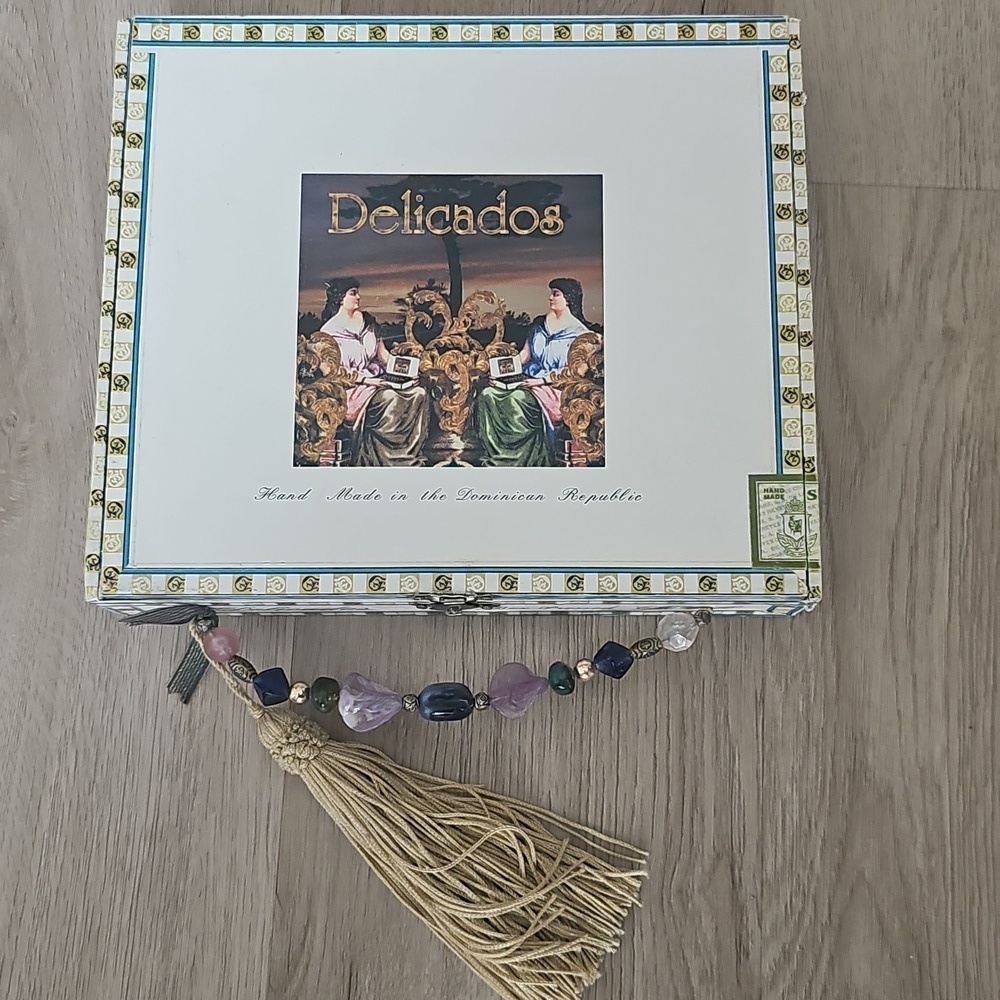 Vintage Unique Delicados Dominican Republic Cigar Box With Beaded Handle EUC